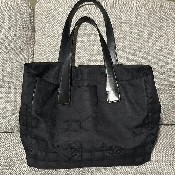 CHANEL Black Quilted Logo Travel Line Y2K Tote Bag - Picture 3 of 16